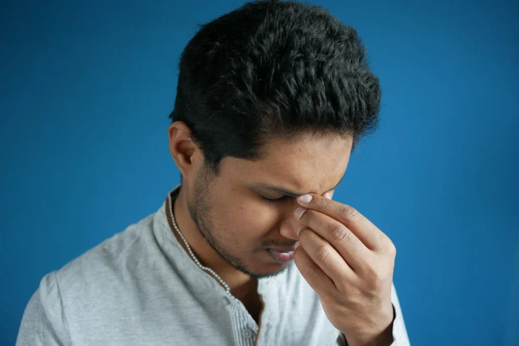 ঘন ঘন মাথা ব্যথার কারণ কি? লক্ষণ, চিকিৎসা ও ঘরোয়া সমাধান