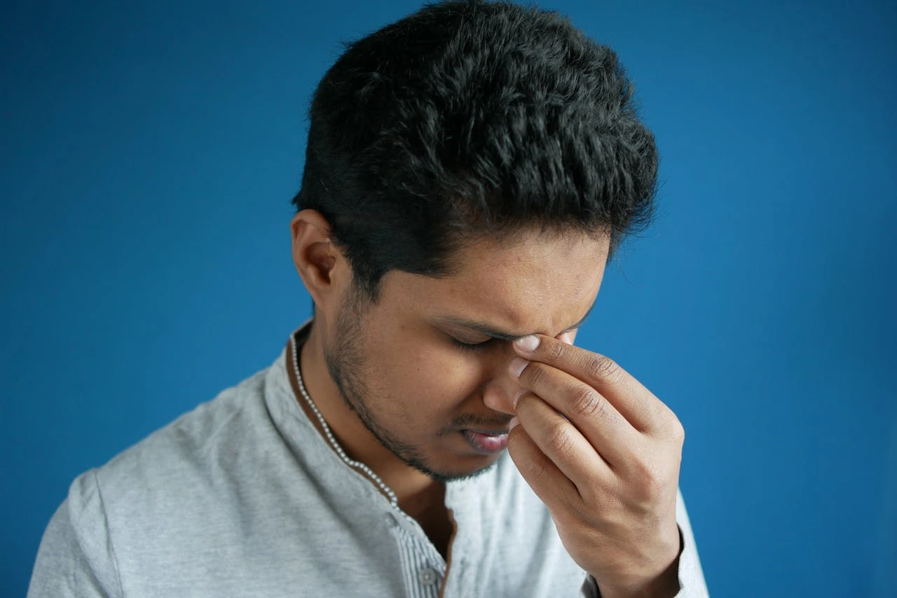 ঘন ঘন মাথা ব্যথার কারণ কি? লক্ষণ, চিকিৎসা ও ঘরোয়া সমাধান