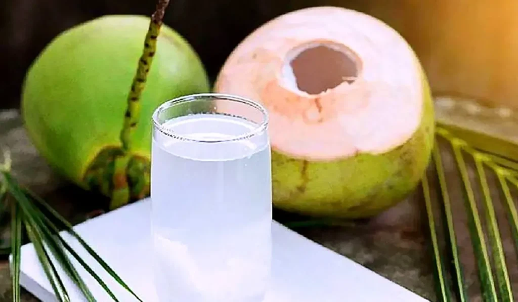 ডাবের পানির উপকারিতা: প্রতিদিন খেলে কী হয়?