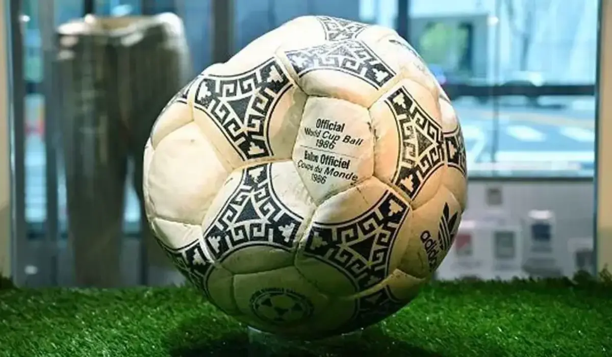 প্রায় ৪২ কোটি টাকায় বিক্রি হলো ম্যারাডোনার ‘হ্যান্ড অব গড’ গোলের বল