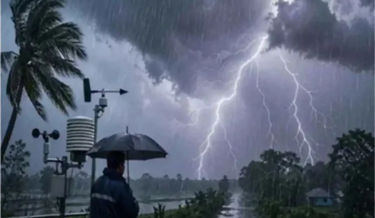 দক্ষিণবঙ্গের ছয় জেলায় ঝড়বৃষ্টির সতর্কতা, উপকূলে জলোচ্ছ্বাস সক্রিয় মৌসুমি বায়ুর প্রভাবে দক্ষিণবঙ্গের ছয় জেলায় ঝড়বৃষ্টির সতর্কতা জারি করেছে আলিপুর আবহাওয়া দফতর। রবিবার উত্তর ও দক্ষিণ ২৪ পরগনা, পূর্ব ও পশ্চিম মেদিনীপুর, পূর্ব বর্ধমান ও বীরভূমে বজ্রবিদ্যুৎসহ বৃষ্টির পাশাপাশি ঘণ্টায় ৩০ থেকে ৪০ কিলোমিটার বেগে ঝোড়ো হাওয়া বইতে পারে। সোমবার উত্তর ও দক্ষিণ ২৪ পরগনা, পূর্ব ও পশ্চিম মেদিনীপুর, পুরুলিয়া ও বাঁকুড়ায় একই ধরনের আবহাওয়ার সতর্কতা রয়েছে। মঙ্গলবার ও বুধবার দক্ষিণবঙ্গের বিভিন্ন জেলায় হালকা থেকে মাঝারি বৃষ্টি চলবে। বৃহস্পতিবার থেকে শনিবার দক্ষিণ ২৪ পরগনা ও পূর্ব মেদিনীপুরে ৭ থেকে ১১ সেন্টিমিটার পর্যন্ত ভারী বৃষ্টির পূর্বাভাস রয়েছে। পশ্চিম মেদিনীপুরেও শুক্র ও শনিবার ভারী বৃষ্টি হতে পারে। রবিবার মৎস্যজীবীদের সমুদ্রে যেতে নিষেধ করা হয়েছে। উপকূলে ঘণ্টায় সর্বোচ্চ ৫৫ কিলোমিটার বেগে দমকা হাওয়া এবং রাত সাড়ে ১১টা পর্যন্ত ১.১ থেকে ১.৩ মিটার উচ্চতার জলোচ্ছ্বাসের আশঙ্কা রয়েছে। উত্তরবঙ্গেও রবিবার দার্জিলিং, জলপাইগুড়ি, কালিম্পং ও আলিপুরদুয়ারে ভারী বৃষ্টির সতর্কতা রয়েছে। উত্তর ও দক্ষিণ দিনাজপুরে বজ্রবিদ্যুৎসহ বৃষ্টির সঙ্গে ৩০ থেকে ৪০ কিলোমিটার বেগে ঝোড়ো হাওয়া বইতে পারে।